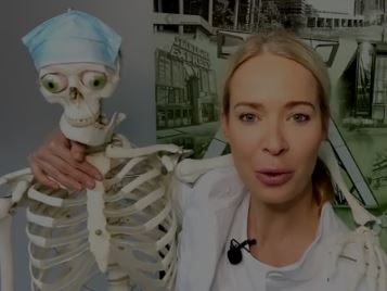 Dr. Diessner mit dem Knochenmann